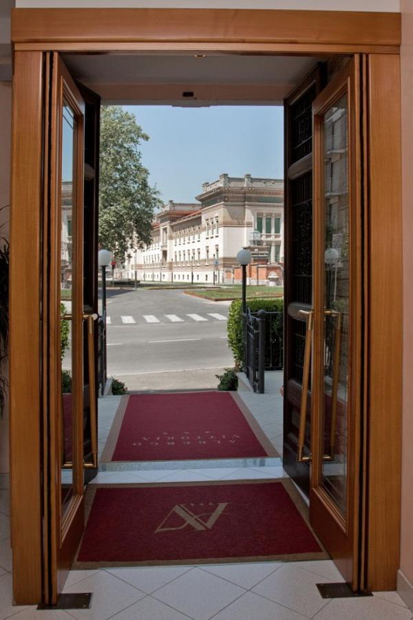 Albergo Vittoria 萨尔索马焦雷泰尔梅 外观 照片